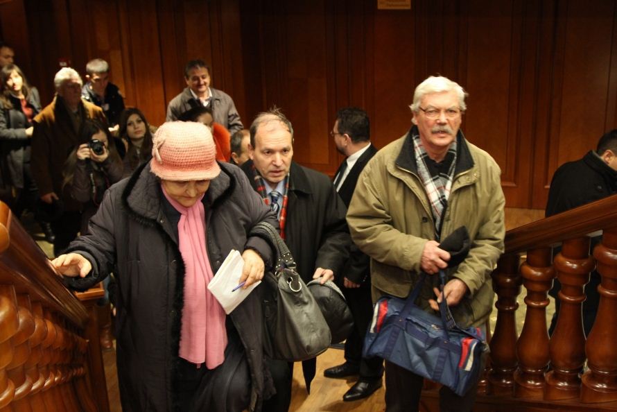 Cetăţeni: Dacă v-aţi făcut vouă parlament mai bun, făceţi-ne şi nouă viaţă mai bună
