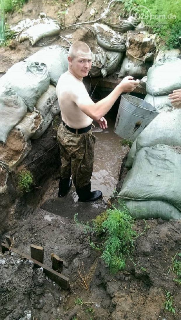 "Теперь мы бомжи": ливень затопил блиндажи военных под Мариуполем, промокло даже оружие