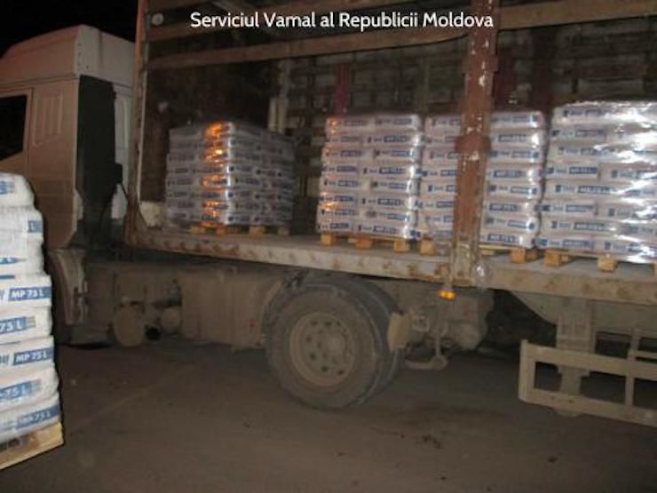 Țigări de contrabandă, ascunse în podeaua remorcii unui TIR