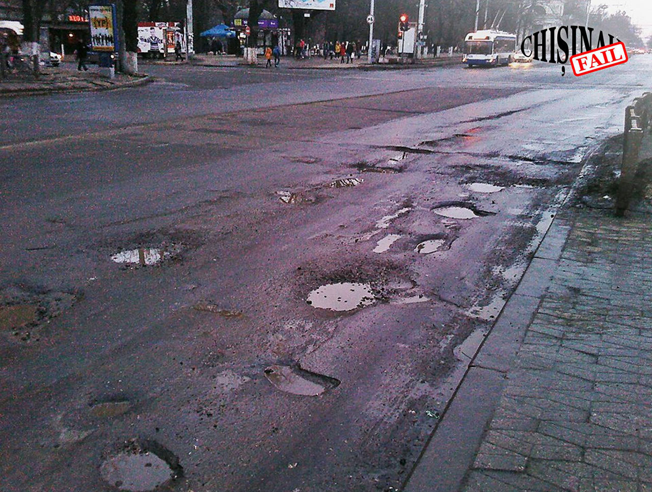 Жители Кишинева жалуются на состояние дорог и тротуаров