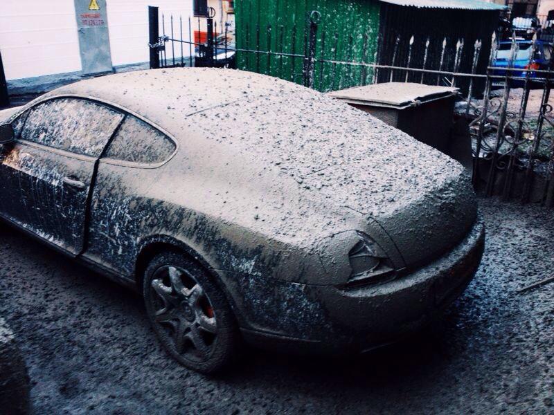 В Москве на Bentley известного продюсера вылили 7 тонн цемента
