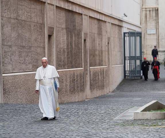 Papa Francisc mergea pe jos la serviciu