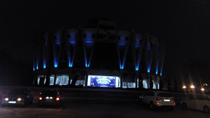 На праздники Кишиневский цирк украсили разноцветной иллюминацией