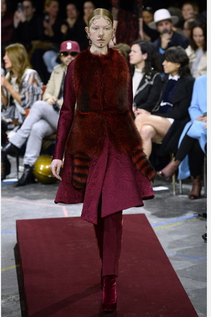 Украшения, броши и усы на лицо: странный показ коллекции от Givenchy