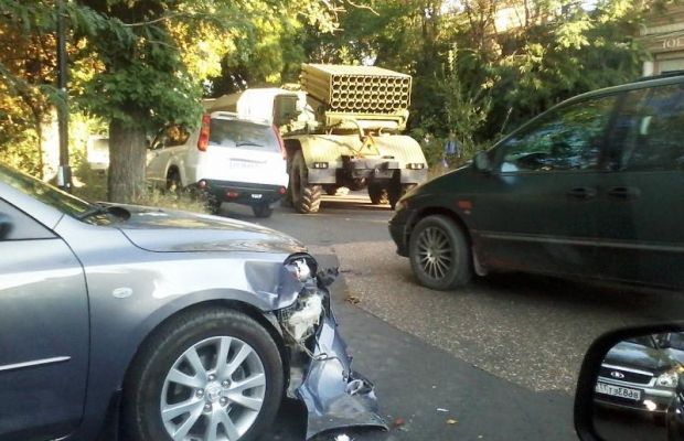 На одной из центральных улиц Симферополя в ДТП попал российский "Град"