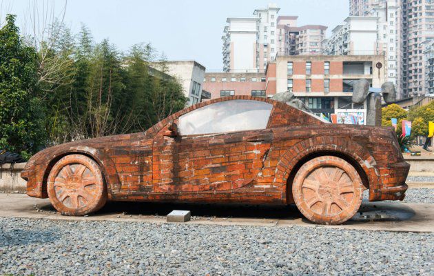 Китаец построил Mercedes из красного кирпича