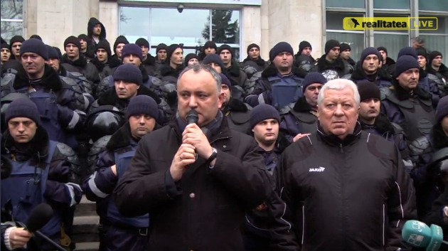Партия социалистов пикетировали здание правительства