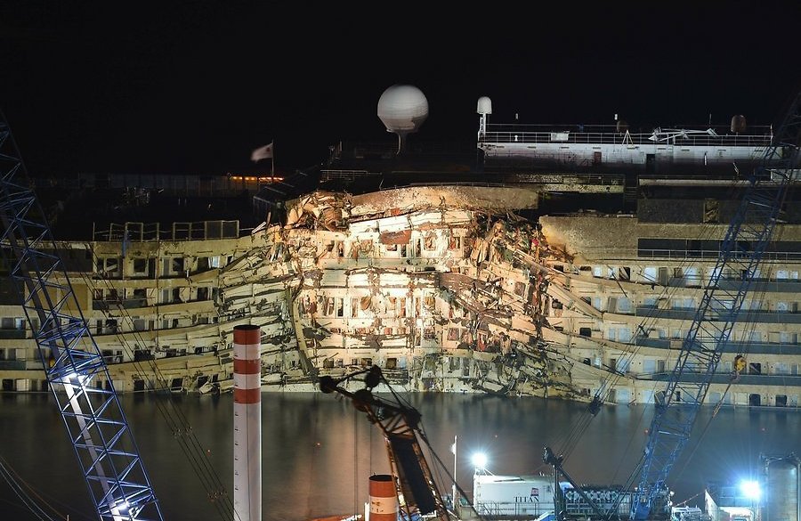 Затонувший лайнер Costa Concordia поставлен на киль