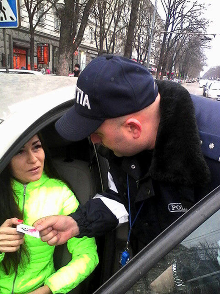 Полиция поздравила автовладельцев с Днем весны мэрцишорами