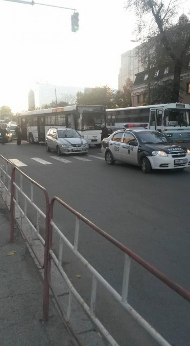 Accident în capitală cu implicarea unui autobuz de rută