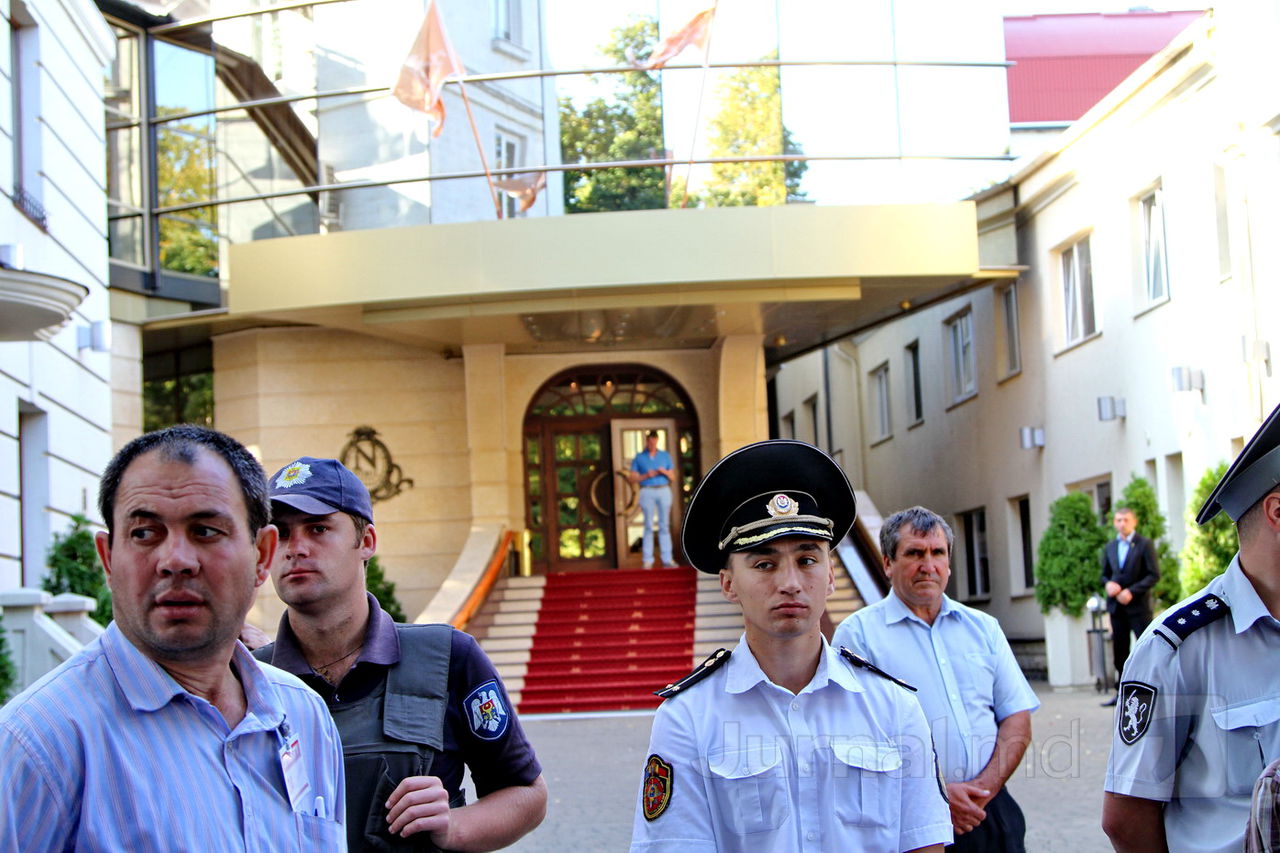 Протестующие пикетировали госучреждения