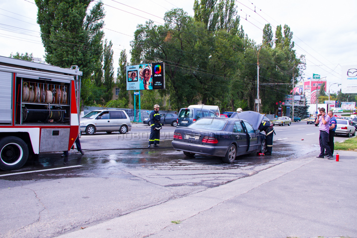 Автомобиль загорелся на проезжей части в центре Кишинева