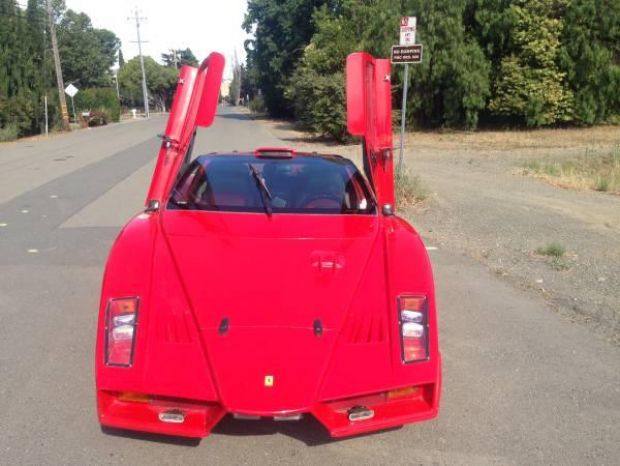 Cea mai urâtă copie de Ferrari din lume este de vânzare. Ce sumă cere creatorul său