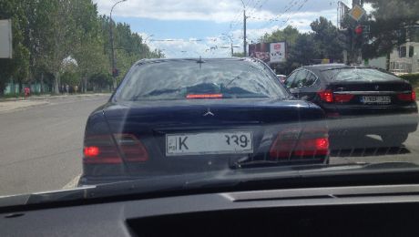 Şofer tupeist. Umblă prin Chişinău cu astfel de numere de înmatriculare
