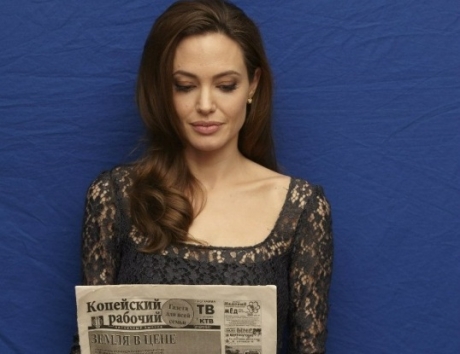 Angelina Jolie citește "Копейский рабочий"? Cum a ajuns un ziar din Rusia la Hollywood