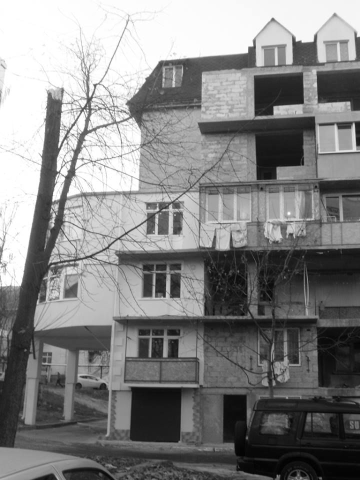 На Буюканах многоэтажный дом от перестроек стал не похож на дом