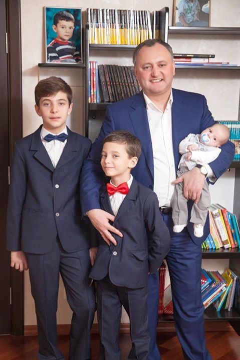 Igor Dodon, alaturi de sotie si cei trei fii