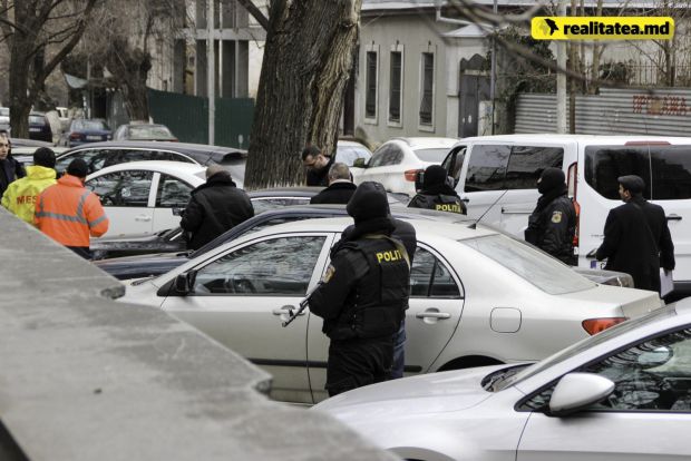 Reţineri cu mascaţi în centrul capitalei