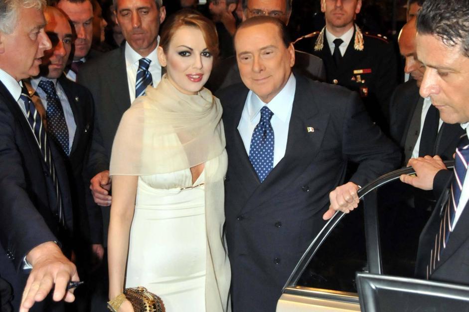 Logodnica sexy de 28 de ani a lui Berlusconi îşi declară dragostea necondiţionată pentru el