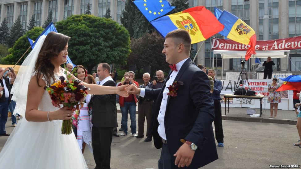 Doi manifestanți din PMAN s-au căsătorit printre corturi