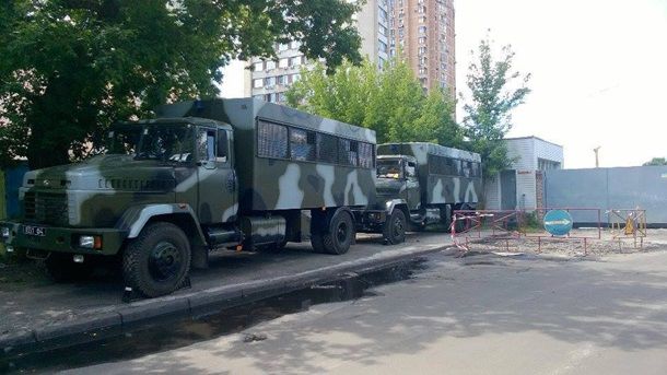 В Киеве под офис "Правого сектора" милиция пригнала автозаки