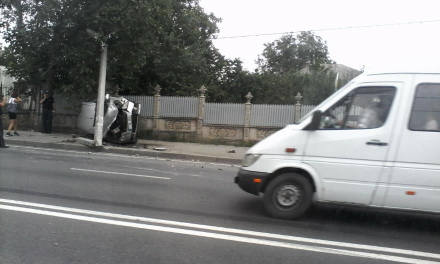 La Peresecina o mașină a fost făcută zob după ce s-a lovit de un stâlp