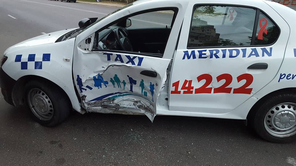 Accident la Buiucani: Un taxi a intrat în coliziune cu o motocicletă