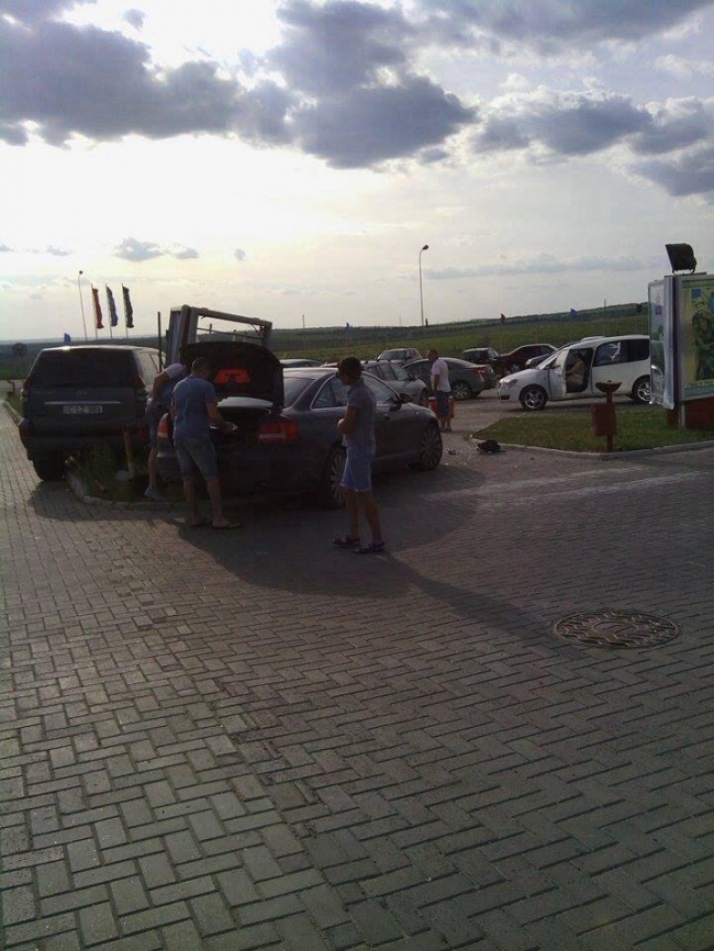 ДТП у молла на Чеканах: разбиты два авто и рекламное панно