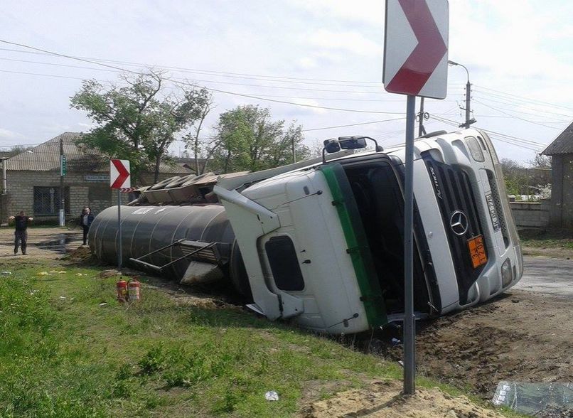 В Каушанах перевернулась автоцистерна с битумом