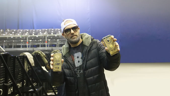 Лидер группы Limp Bizkit получил iPhone 6s с портретом Путина