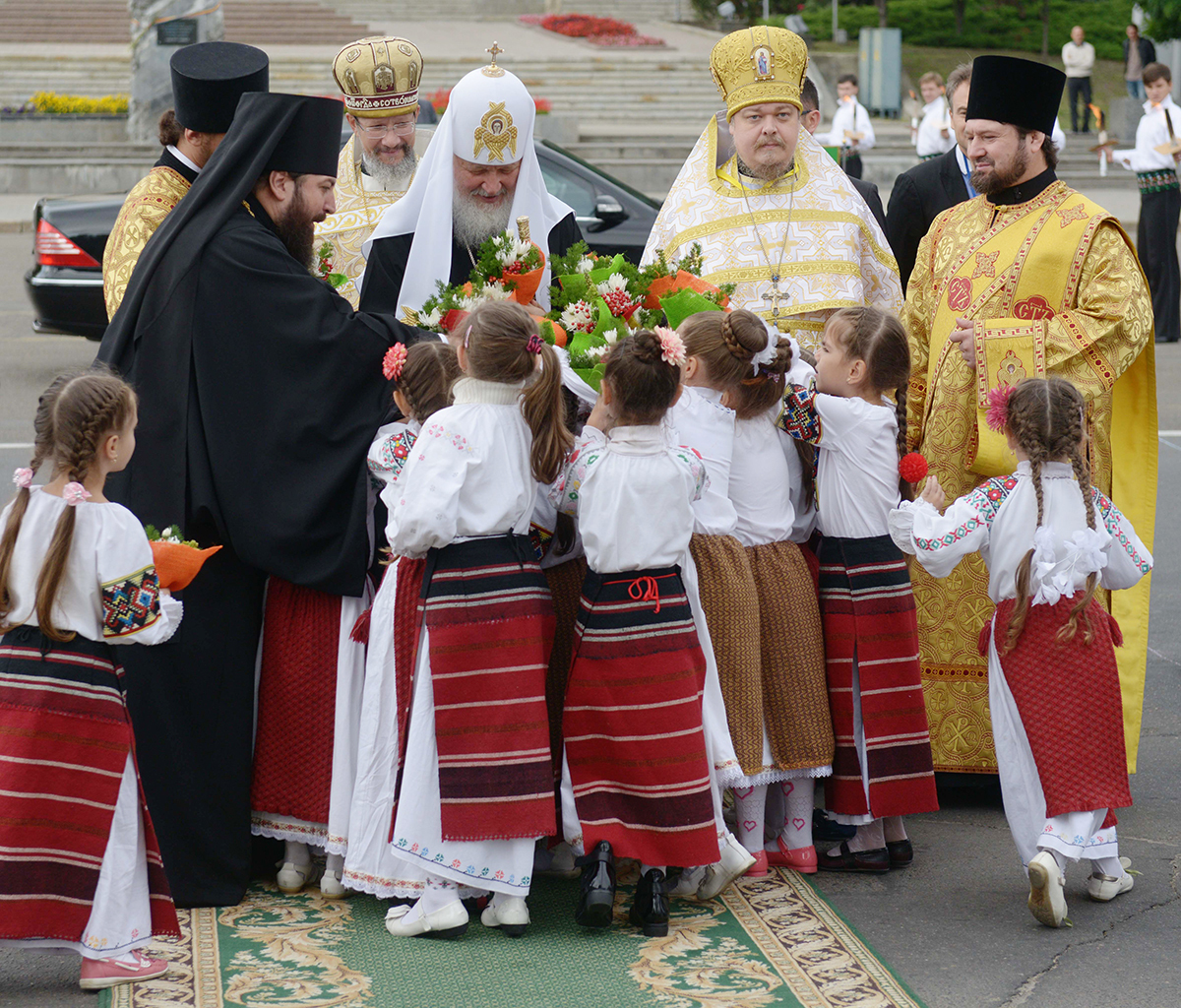 Фоторепортаж: Литургия на площади перед кафедральным собором Рождества Христова в Кишиневе