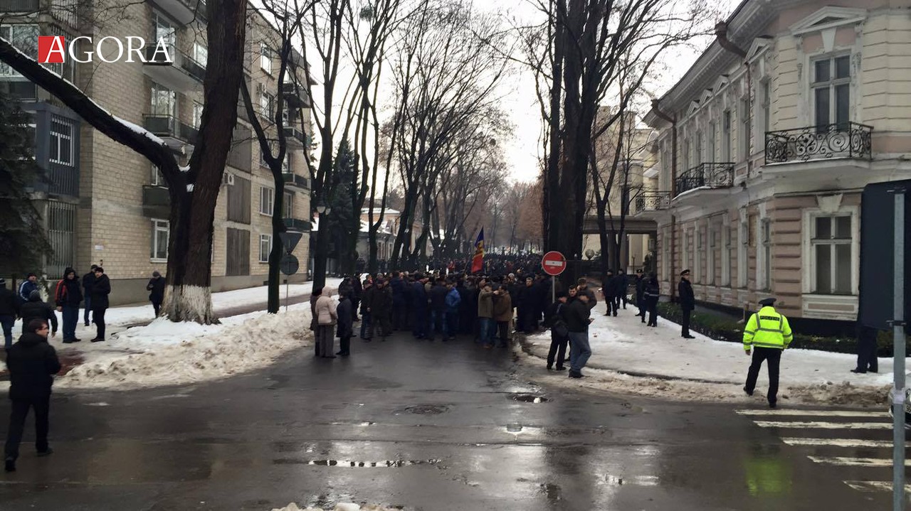 Демпартия столкнулась с уличным сопротивлением