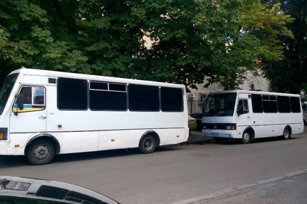 В Киеве под офис "Правого сектора" милиция пригнала автозаки