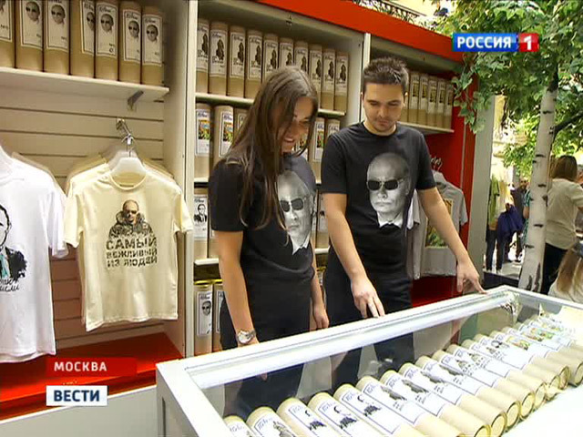 Путиномания в Москве: в ГУМе смели все футболки с изображением президента