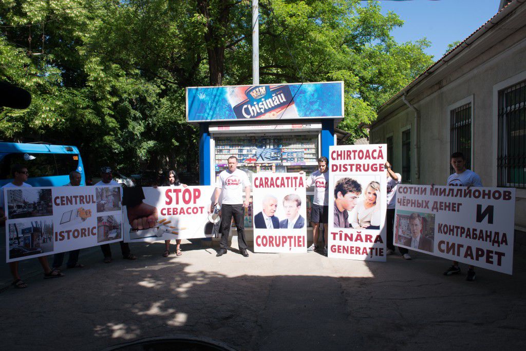 Марчел Дарие и его сторонники протестовали против киосков, незаконно установленных в историческом центре Кишинева