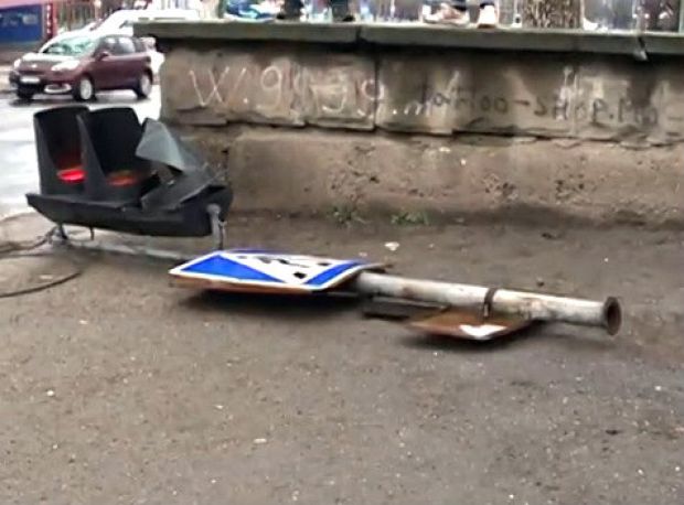 O maşină a doborât un semafor dintr-o lovitură