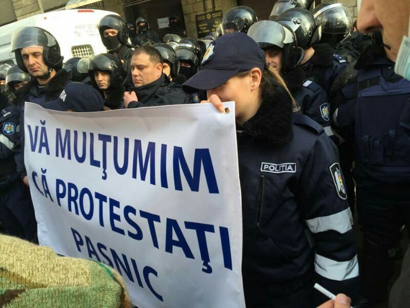 Полицейские пришли на протесты с плакатами