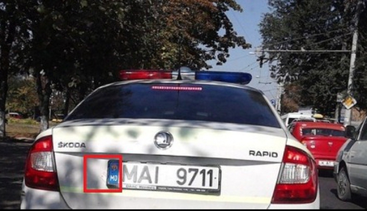 Vezi ceva suspect la maşina echipajului de patrulare