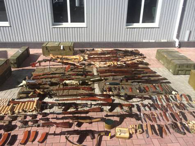 В украинском Луганске задержали 15 вооруженных диверсантов с 300 автоматами и гранатометом