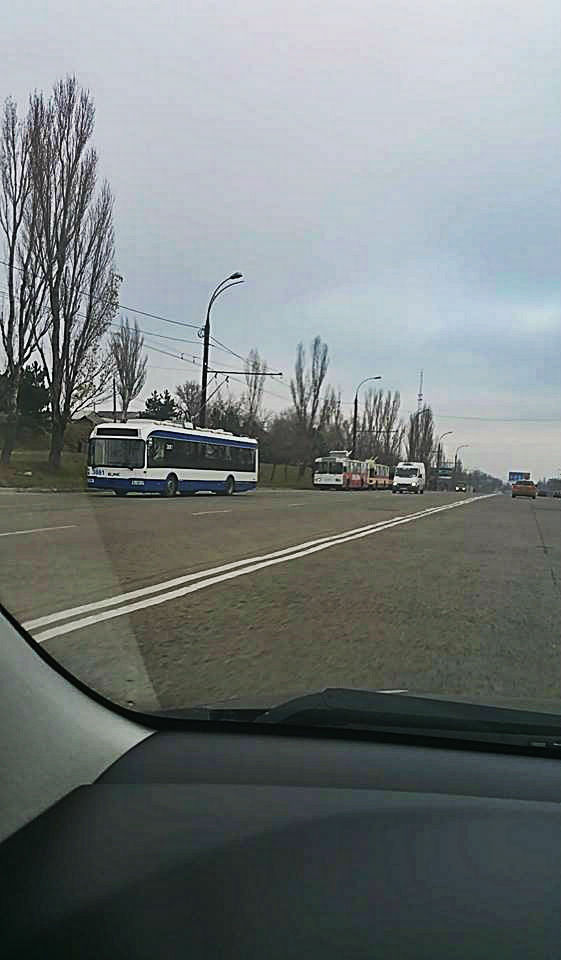 Un automobil a doborât un stâlp de iluminat, în zona Gării de Sud