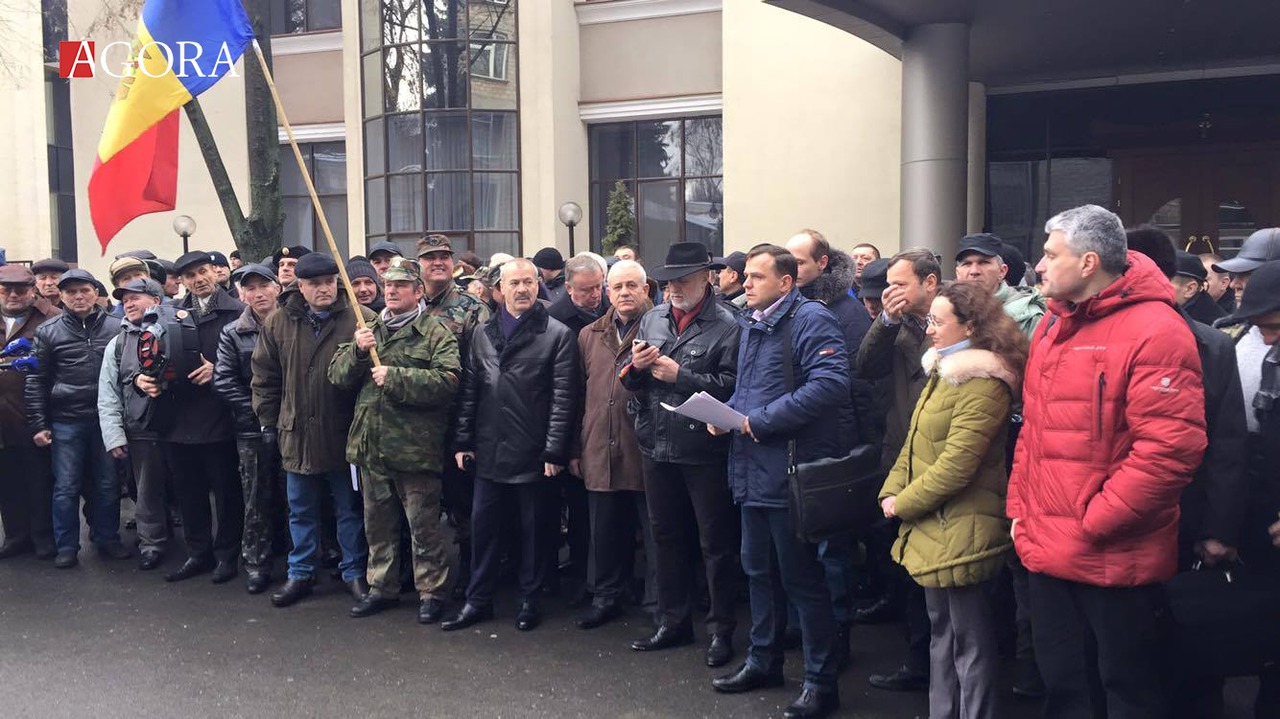 Демпартия столкнулась с уличным сопротивлением