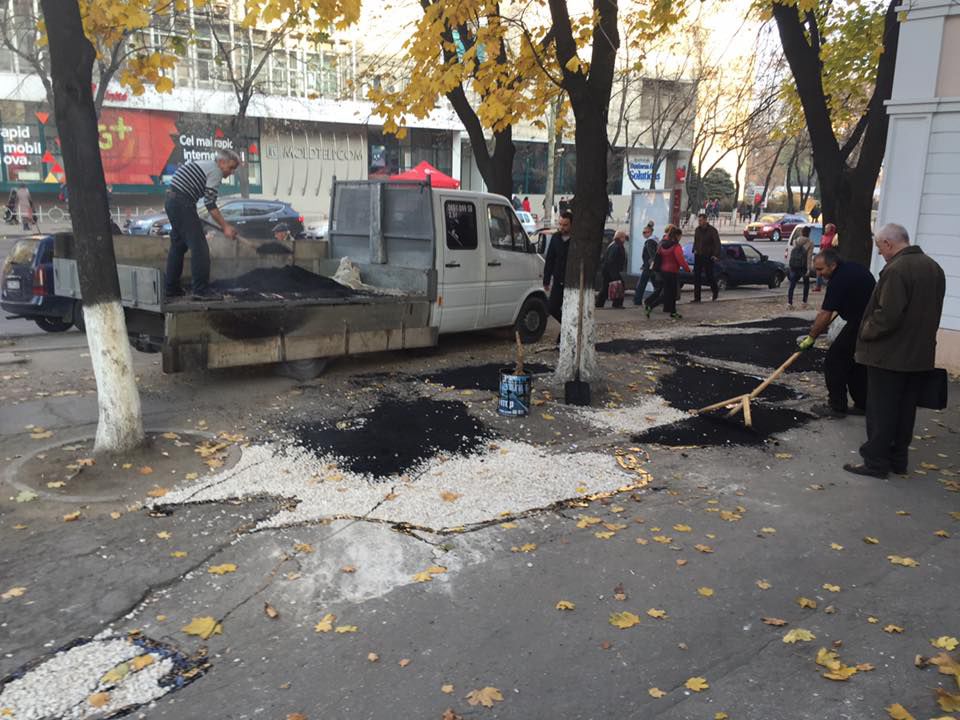 Как в центре столицы латают ямы на тротуаре