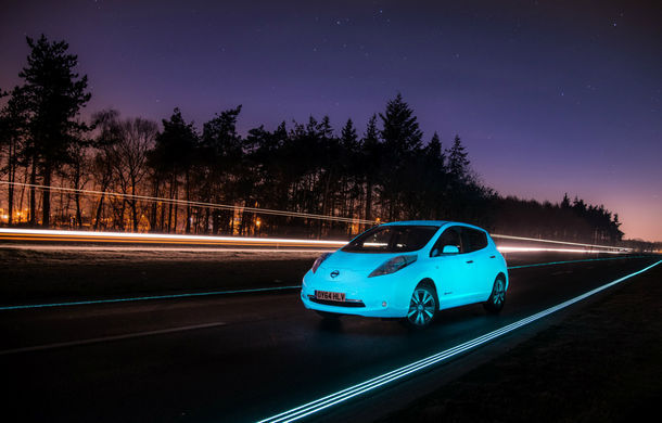 Prima maşină din lume cu vopsea fosforescentă şi prima şosea care străluceşte în întuneric