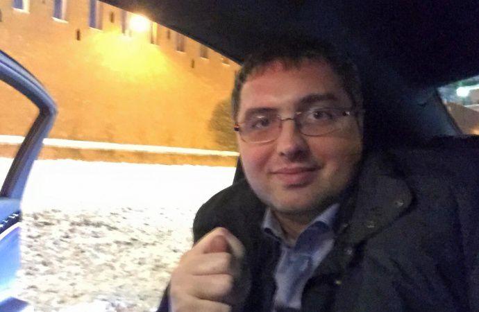 Усатый показал кукиш "правящему режиму" в Молдове на фоне кремлевской стены
