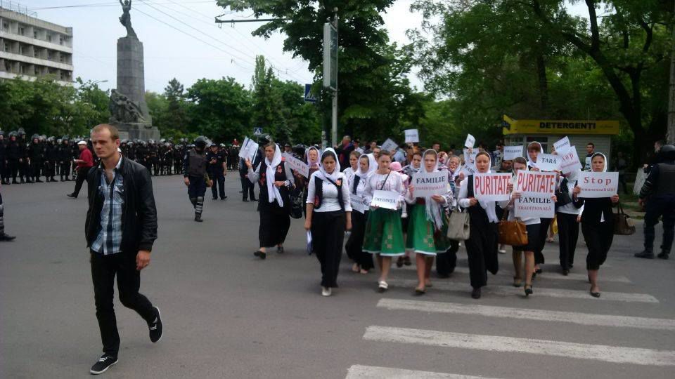 Десятки полицейских в бронежилетах охраняли марш геев в Кишиневе