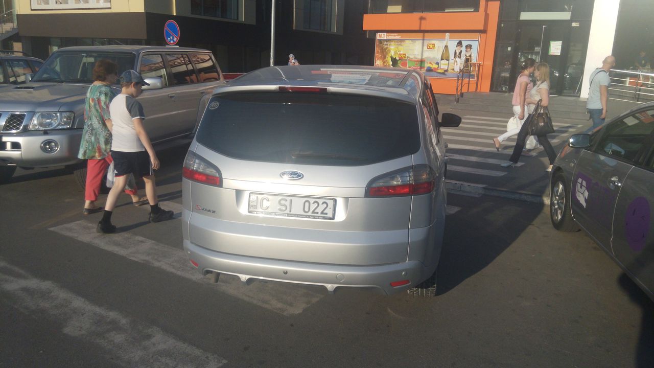 Cum şi-a parcat maşina un locuitor al Capitalei