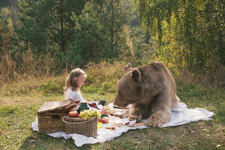 Фото ребенка с медведем возмутило родителей во всем мире