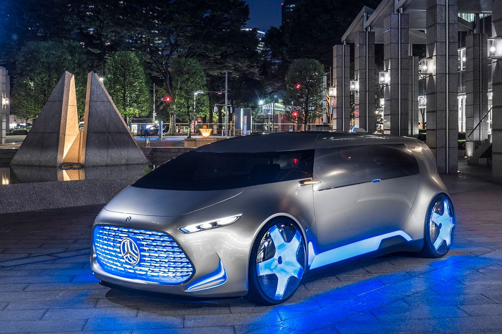 Mercedes показал в Токио беспилотный минивэн