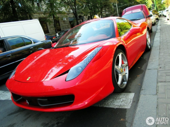 Masini de sute de mii de euro surprinse in Chisinau