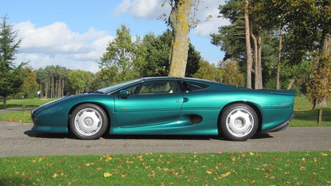 На аукцион выставлен Jaguar XJ220 королевской семьи